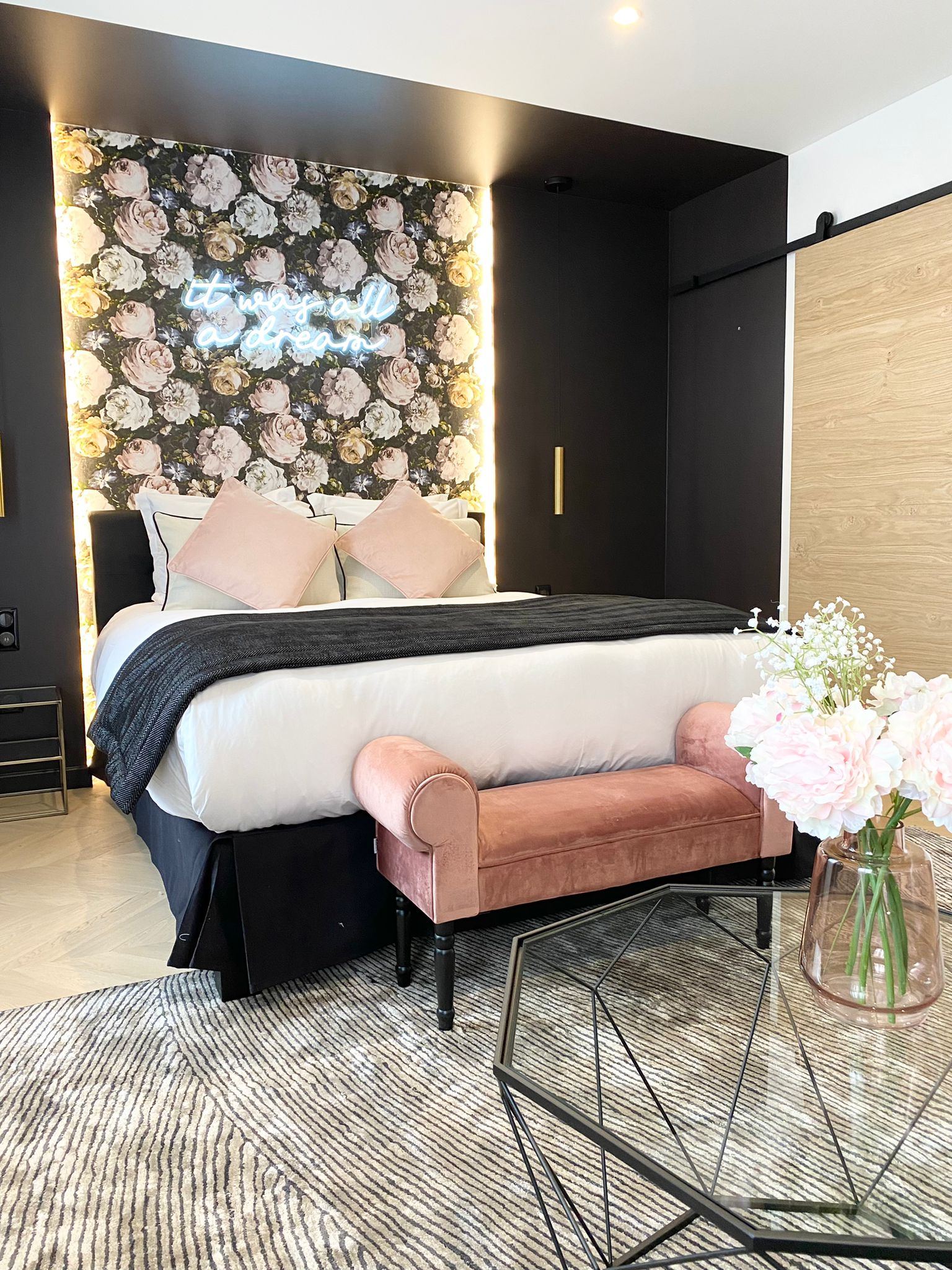 Découvrez la Suite Dream avec jacuzzi privatif. Ambiance romantique, spa, piscine chauffée et calme absolu à 1h de Paris. Idéal pour une nuit en amoureux. — Les Granges d’Haillancourt